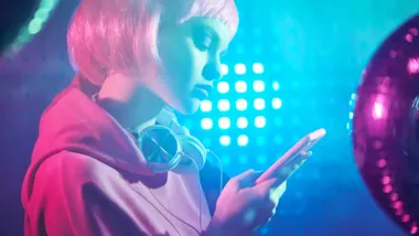 Mujer mirando el movil