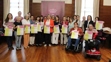 Delegada junto a las participantes de lo que serán las Día Internacional por la Eliminación de la Violencia contra las Mujeres.