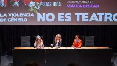 Área del Ayuntamiento de San Fernando, tres mujeres, presentan en una mesa los actos del 25N.