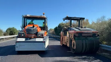 Dos máquinas apisonadoras sobre el asfalto de la carretera A-381.