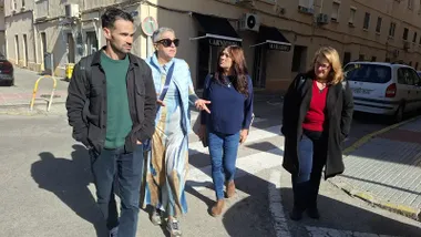 Representantes de AIG con la líder vecinal por el barrio de Puntales.
