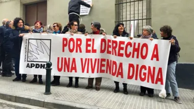 Imagen de archivo de una movilizacion de la Apdha por una vivienda digna.