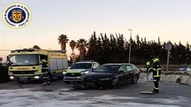 Vehículo de bomberos junto al coche siniestrado en la rotonda.
