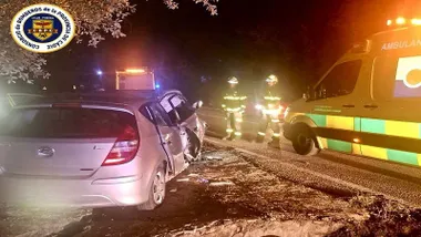 Bomberos y ambulancia junto al vehículo, en color plata, siniestrado.