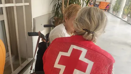 Una voluntaria de Cruz Roja Cádiz acompaña a una persona mayor en una residencia, ofreciendo apoyo emocional y escucha en momentos de fragilidad.