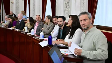 Tres concejales de AIG en el Pleno del Ayuntamiento de Cádiz.