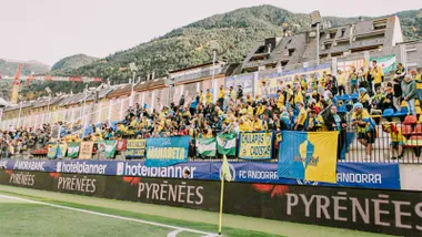 El Cádiz, en el Nou Estadi Encamp, rodeado por las montañas del Pirineo andorrano: un partido a más de 1.200 metros de altitud