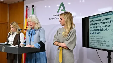 Mercedes Colombo, delegada del Gobierno de la Junta de Andalucía en Cádiz, habla ante los medios en una rueda de prensa. A su lado se encuentran Almudena Martínez del Junco, presidenta de la Diputación Provincial, e Inmaculada Olivero, delegada territorial de Industria, Energía y Minas. Las tres ante un fondo institucional con el logotipo de la Junta de Andalucía.