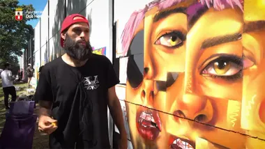 El onubense Alejandro Cristino Asuero con el mural con el que gano el IV Concurso de Arte Urbano de Dos Hermanas.