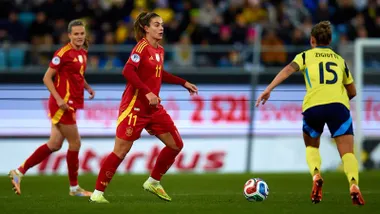 Alexia Putellas conduce el balón en un España-Suecia con la capitana española Irene Paredes al fondo. Foto: X Selección Española Femenina.
