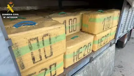 Imagen de un vídeo distribuido por la Gardia Civil con los fardos alijados. Foto: Guardia Civil.