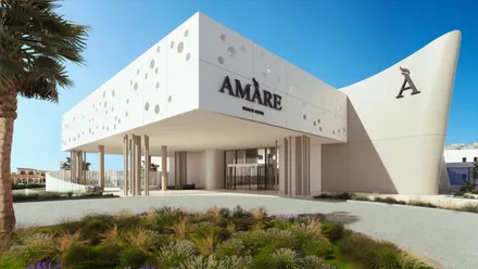 Edificio en blanco del Amàre Beach Sancti Petri (Chiclana).