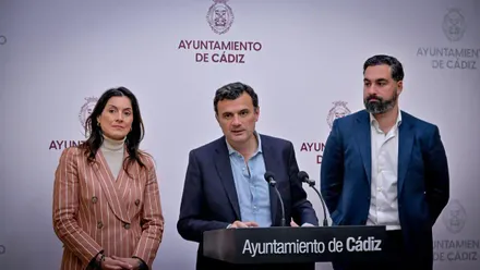 El alcalde de Cádiz, Bruno García, junto a su concejala de Vivienda Ana Sanjuan, y al de Deporte, Carlos Lucero.