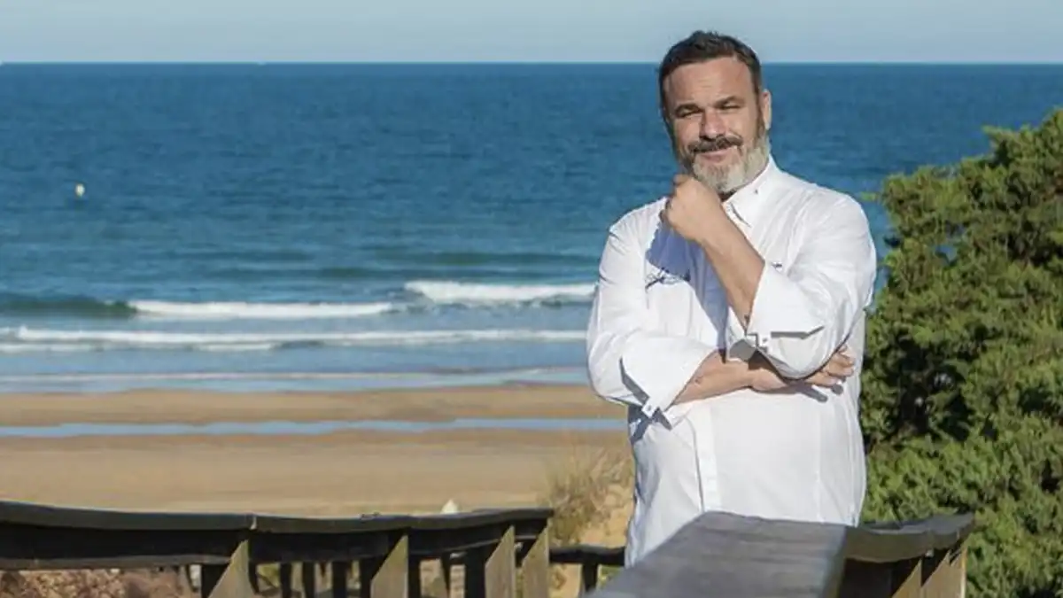 El Chef Ángel Leon con la playa de la Barrosa al fondo.