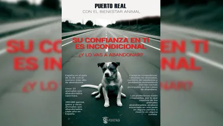 Cartel en blanco y negro y letras rojas contra el abandono de animales en Puerto Real.