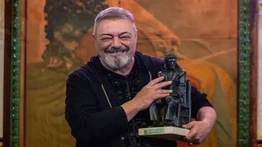 Antonio Canales sostiene el premio, en color negro, como "Leyenda del Flamenco".