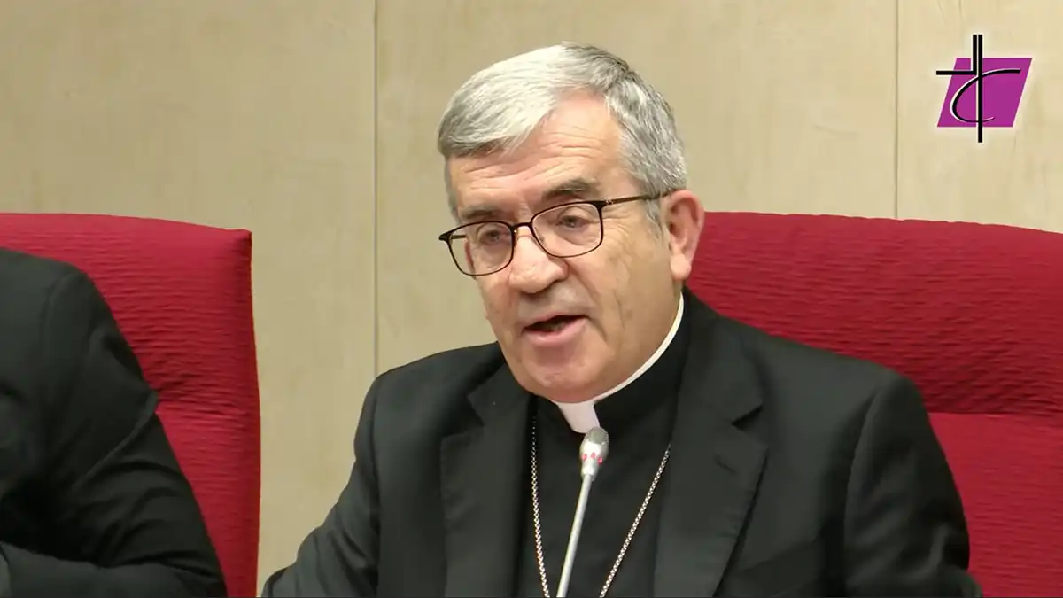 Argüello hablando en su discurso de apertura del plenario de la CEE.