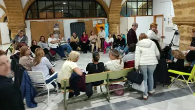 Asamblea de trabajadoras de limpieza de la UCA durante el encierro que mantienen hace tres semanas.