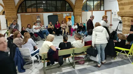 Asamblea de trabajadoras de limpieza de la UCA durante el encierro que mantienen hace tres semanas.