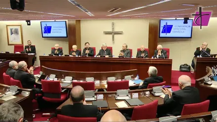 Los obispos en la Conferencia Episcopal aplauden al final de la intervención del prresidente del CEE, Luis Argüello. Foto: YouTube CEE.