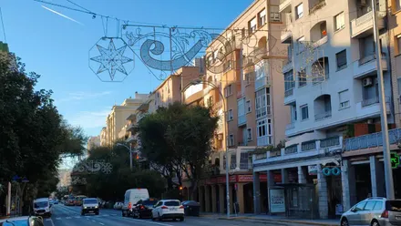 Viernes despejado y frío en Cádiz, con cielos azules como se ve en esta imagen de la avenida principal ya con el alumbrado de Navidad. Foto: Eulogio García.