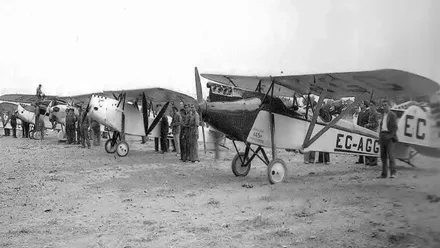 Aviones del año 1931 alineados, fotografía antigua.