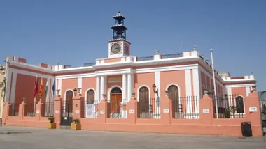 Fachada en color rosado del Ayuntamiento de Puerto Real.