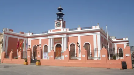 Fachada en color rosado del Ayuntamiento de Puerto Real.