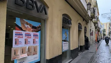 Imagen de una sucursal del BBVA en Cádiz con estos carteles del Sindicato de Inquilinas. Foto: José Luis Porquicho Prada.