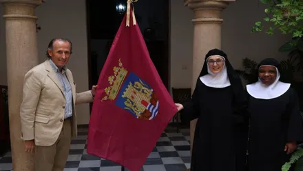Las Madres Agustinas Recoletas reciben al alcalde tras la bendición de la bandera de Chiclana por parte del Papa León XIV.