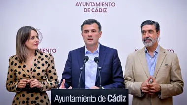 El alcalde de Cádiz, Bruno García, flanqueado por la concejala de Fietas, Beatriz Gandullo, y el concejal de Movidlidad, Juan Manuel Verdulla.