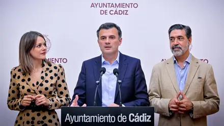 El alcalde de Cádiz, Bruno García, flanqueado por la concejala de Fietas, Beatriz Gandullo, y el concejal de Movidlidad, Juan Manuel Verdulla.