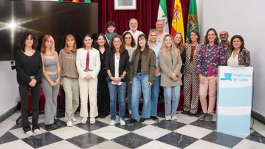 Acto de Diputación y la UCA sobre ayuda a otros países, posado de los protagonistas.