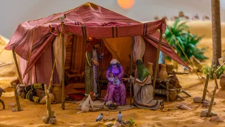 Portal con sus figuras belenísticcas en tonos cálidos.