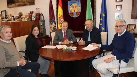 El alcalde José María Román junto con los belenistas de María Auxiliadora de Chiclana.