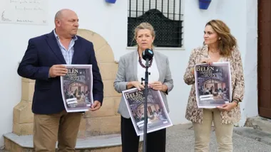 Organizadores y miembros del ayuntamiento de Rota sostienen en las manos el cartel de "Belén Viviente" de Rota.