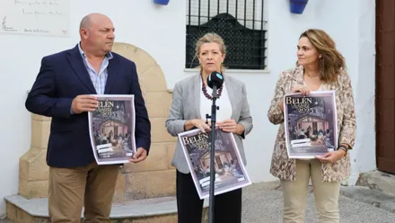 Organizadores y miembros del ayuntamiento de Rota sostienen en las manos el cartel de "Belén Viviente" de Rota.