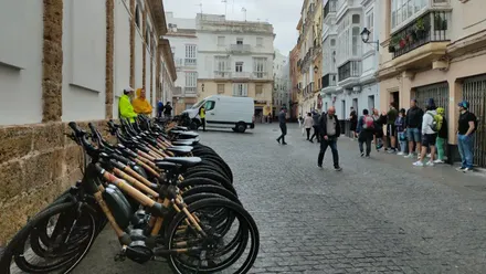 Un grupo de curceristas que conocían la ciudad en sus bices se vieron sorprendidos por el chaparrón de las 15:00 horas.