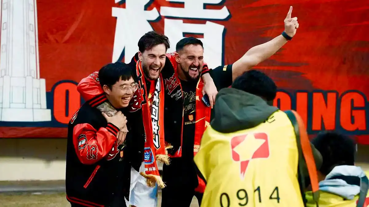 Bocardo celebrando el ascenso junto a los técnicos del Chongqing Tonglianglong.