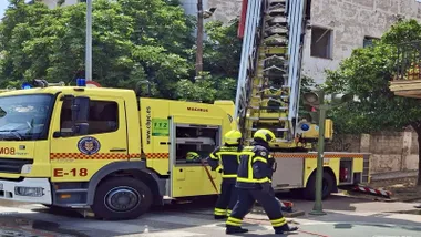 Momento del ensayo de los bomberos con un camión y una escalera mecánica.