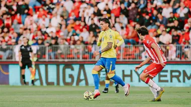 Brian Ocampo conduce ante la UD Almería. Foto: Cádiz CF.