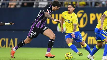 El jugador del Cádiz CF Brian Ocampo levanta la cabeza en el choque ante el Real Valladolid
