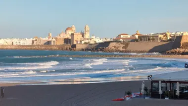 Cielo de Cádiz despejado con la Catedral y el Campo del Sur al fondo en una mañana frecsa por el viento del norte. Foto: Eulogio García.