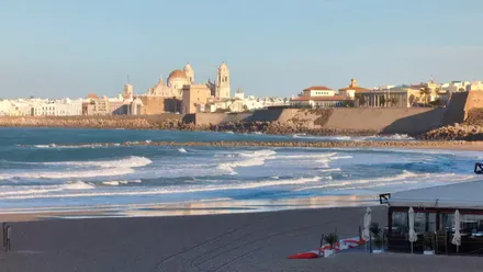Cielo de Cádiz despejado con la Catedral y el Campo del Sur al fondo en una mañana frecsa por el viento del norte. Foto: Eulogio García.