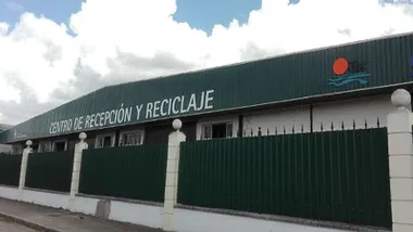 Centro de Reciclaje, pintado el tejado el verde y beige la fachada.
