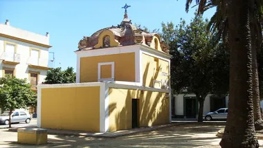 Construcción del siglo XVIII de la Caja del Agua en Puerto Real, fachada en tonos albero y blanco.