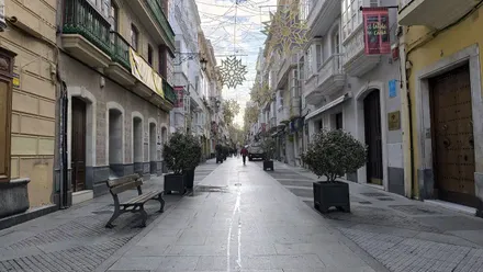 Calle Ancha de Cádiz ya con las luces de Navidad istaladas en esta mañana dle 1 de noviembre. Foto: José Luis Porquicho Prada.