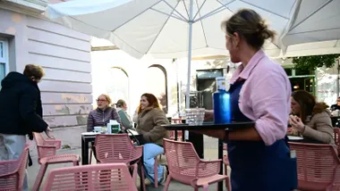 Camarera trabajando en una terraza de un bar de Cádiz