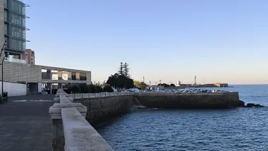 Cielo azul y despejadosobre el Campo de las Balas, el Parador Atlántico y Castillo de San Sebastián de Cádiz. Foto: José Luis Porquicho Prada