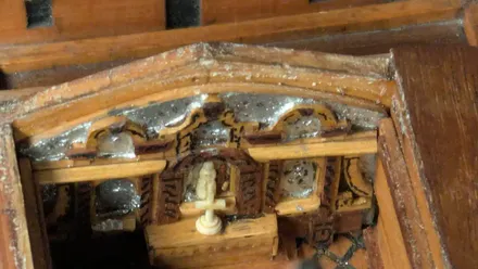 Detalle del ingterior de la capilal descubierta en la maqueta de Cádiz.